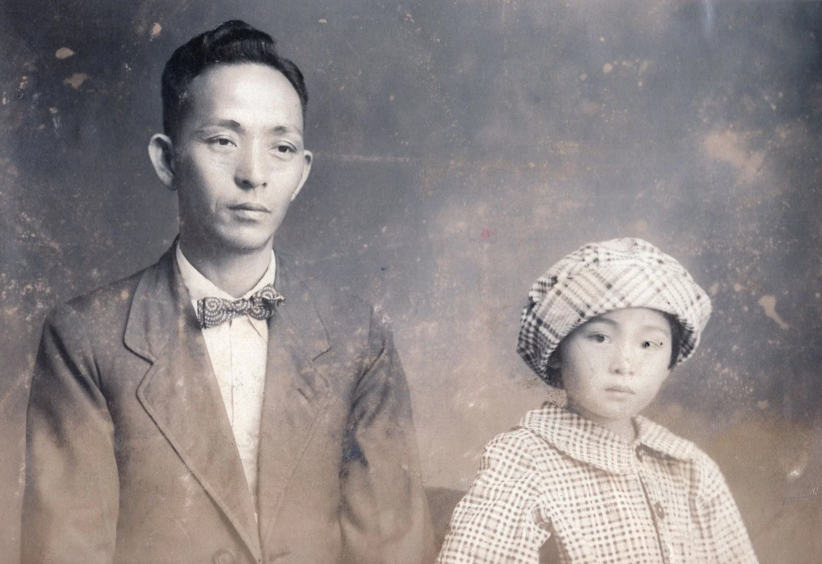 昭和三年（一九二八年）の許天徳。傍らにいるのは娘の許采繁