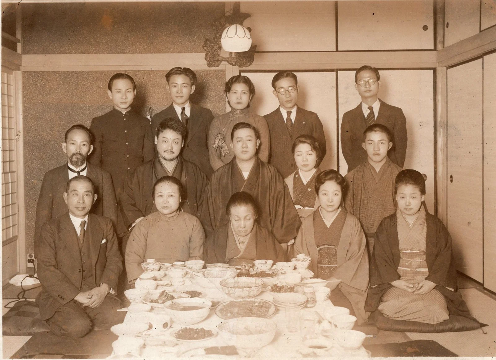 頭山泉・頭山秀三と許家の人々の記念写真 許雲陽は後列の右端
