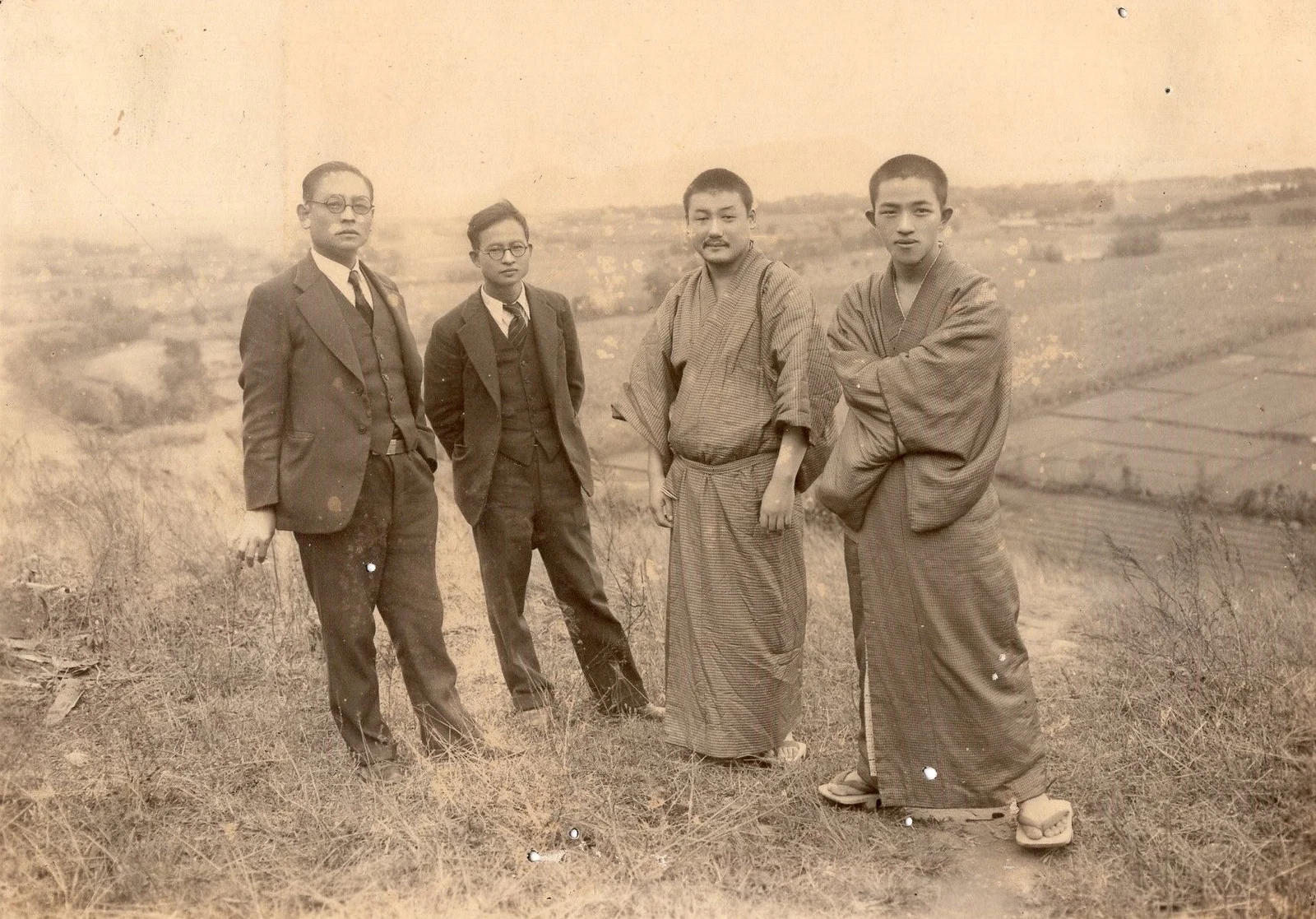 頭山秀三（右から二人目）と許家の人々の集合写真。許雲陽は左から二人目
