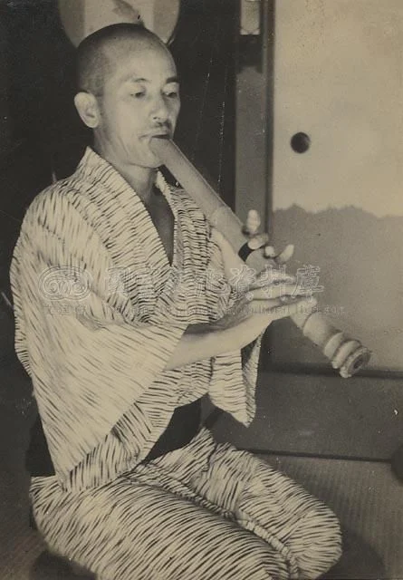 簫を吹いて自ら楽しむ横山竹男