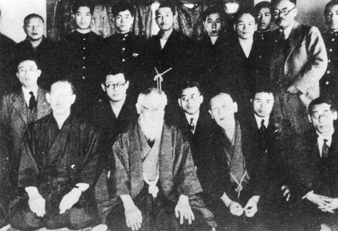 玄洋社の社員たちの記念写真 頭山満は中央の、白い髭をたくわえた人物