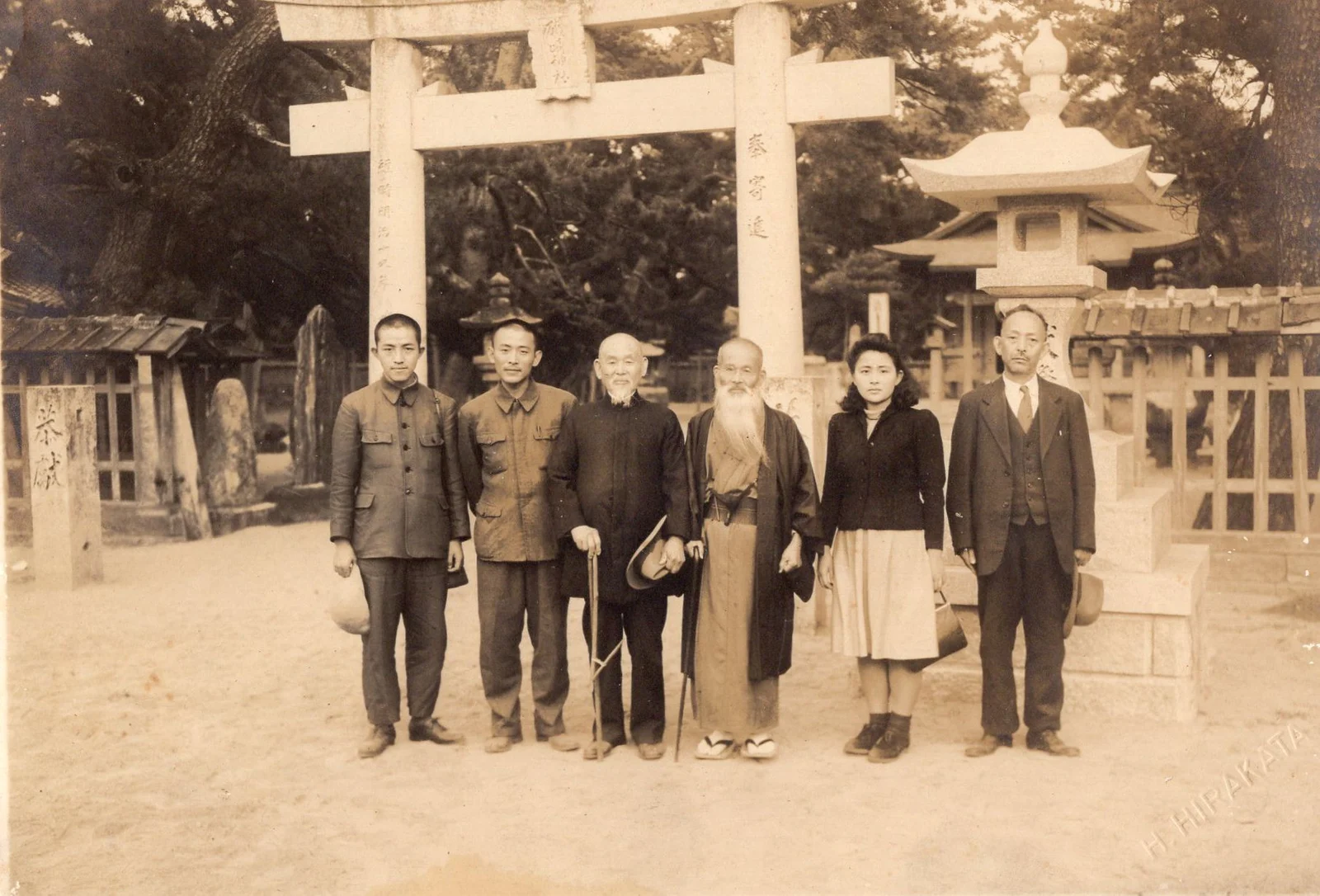昭和十八年（一九四三年）十月十五日 末永節（左から三人目）と大熊浅次郎（左から四人目）が、許家の人々と撮った記念写真