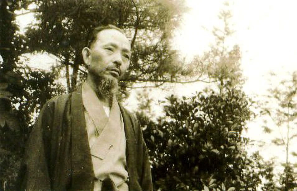 庭園でひとり写る許天徳