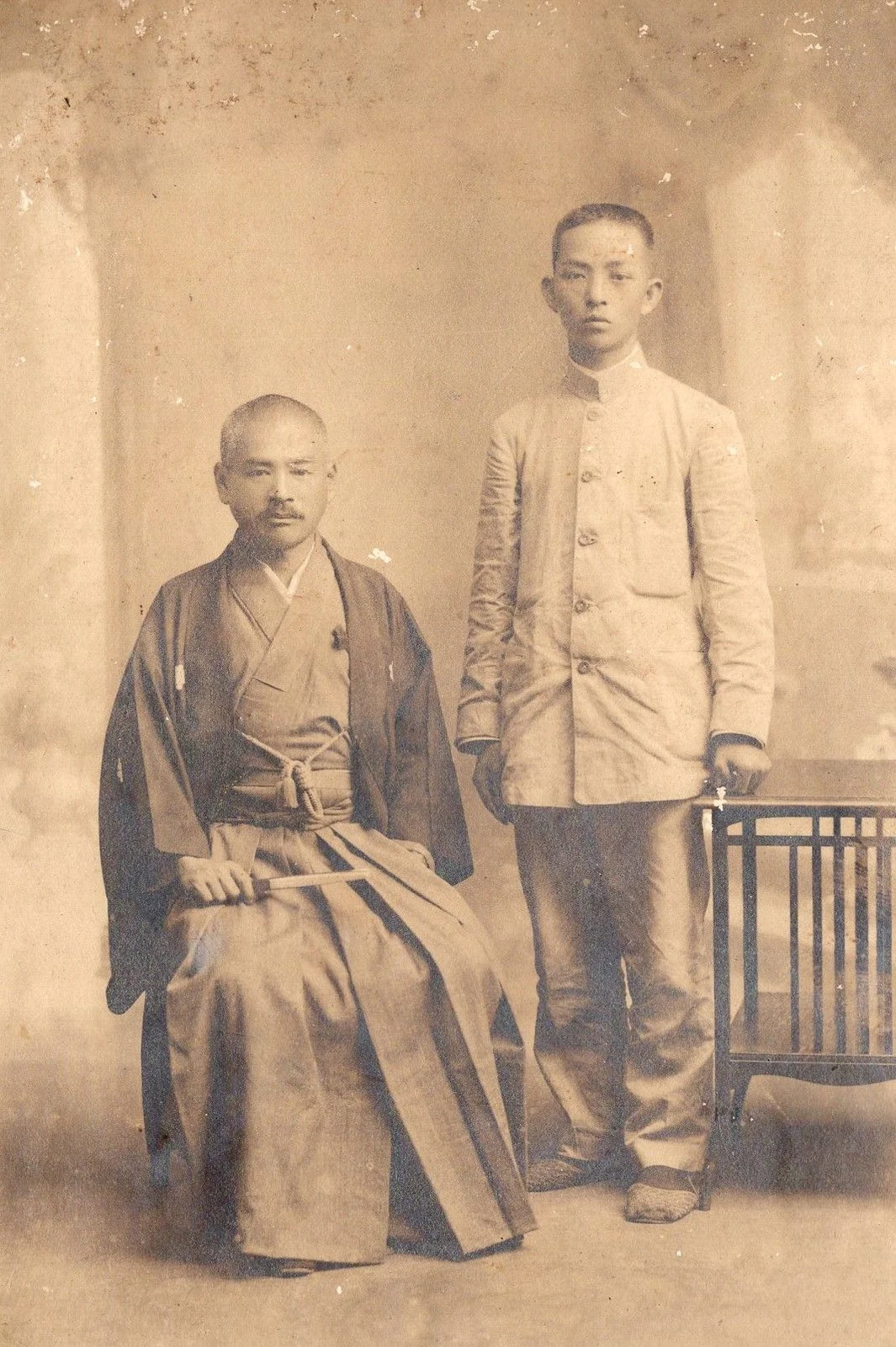少年期の許天徳（右の立っている人物）と、和服を着た人物との記念写真