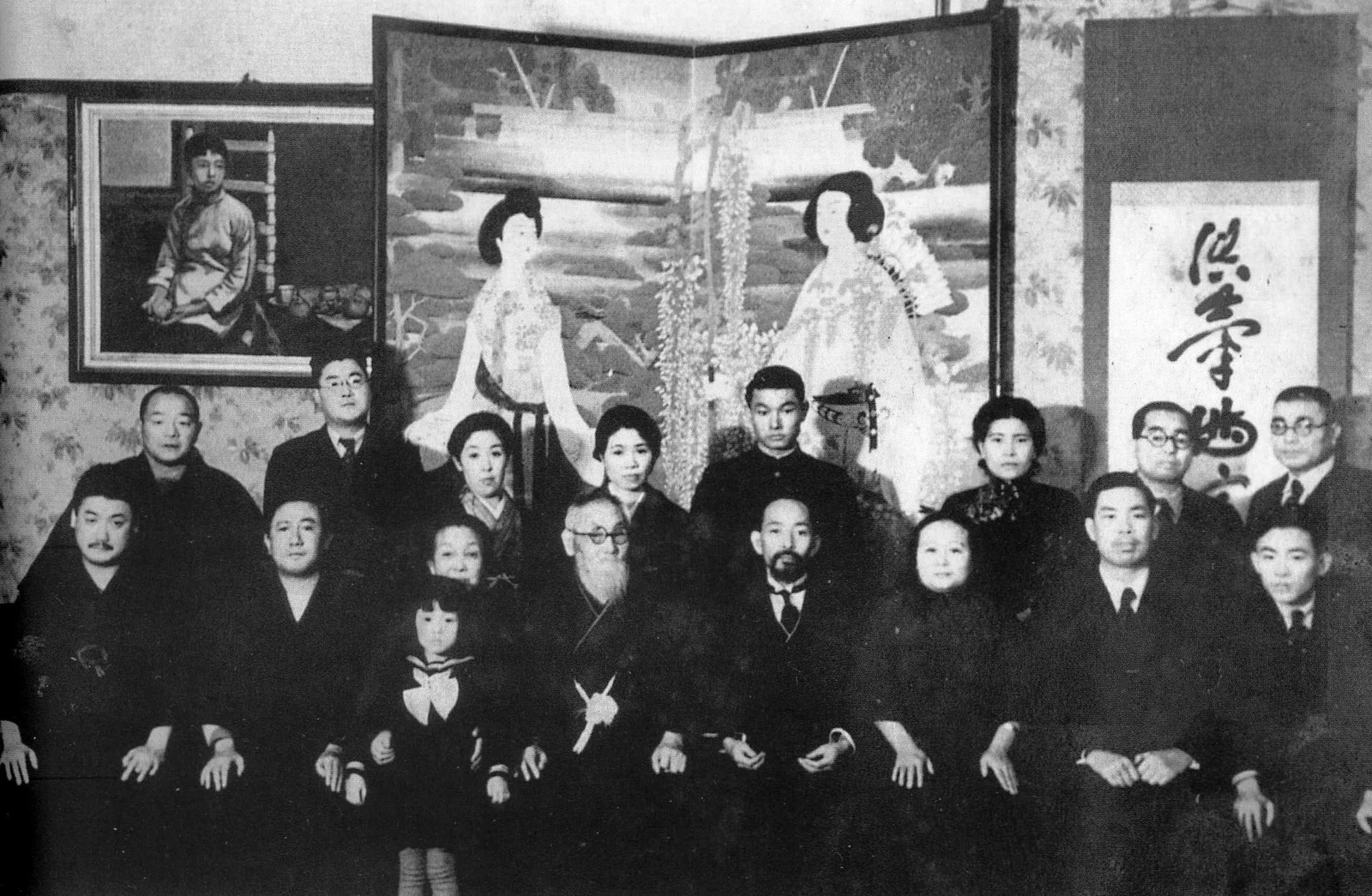 頭山家と許家の記念写真 中央の、白い髭と黒い髭をたくわえた人物が、それぞれ頭山満と許天徳