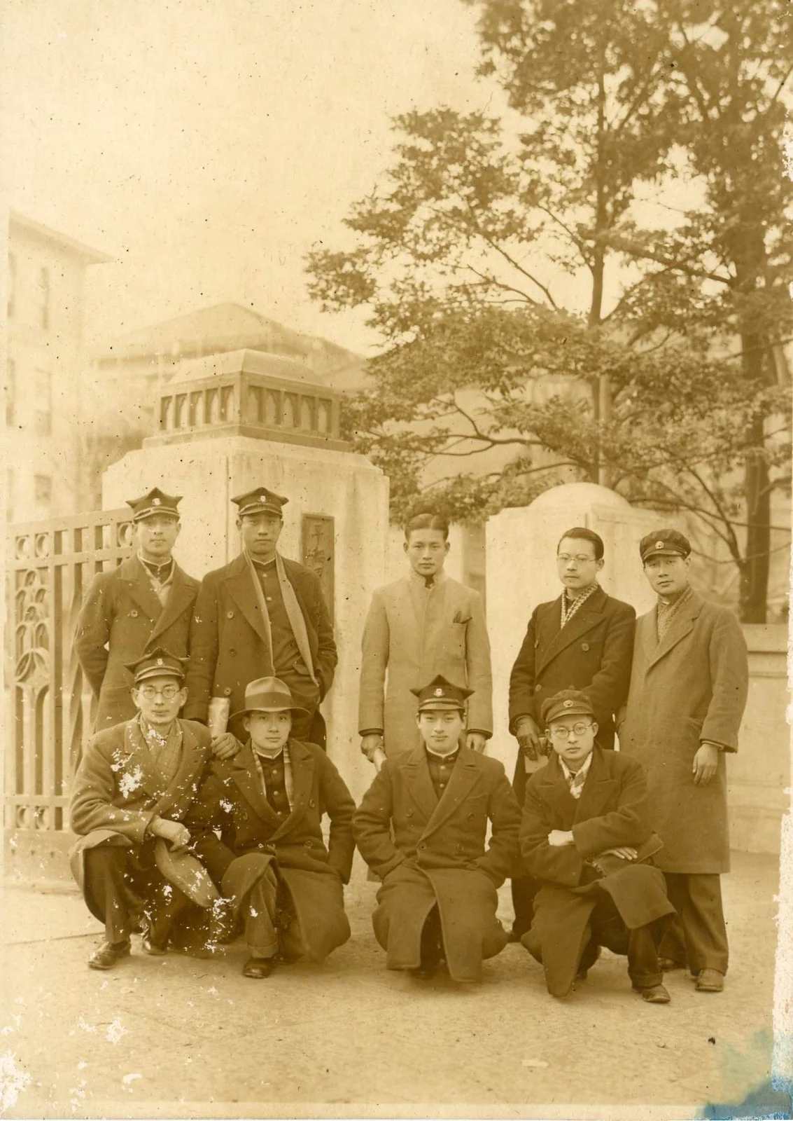 許雲陽（前列右端）が早稲田大学の門前で同窓と撮った記念写真